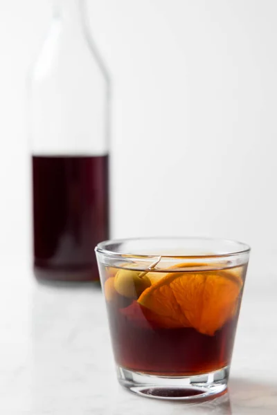 Glas Rode Vermout Met Sinaasappelschijfje Olijf Fles Als Achtergrond — Stockfoto
