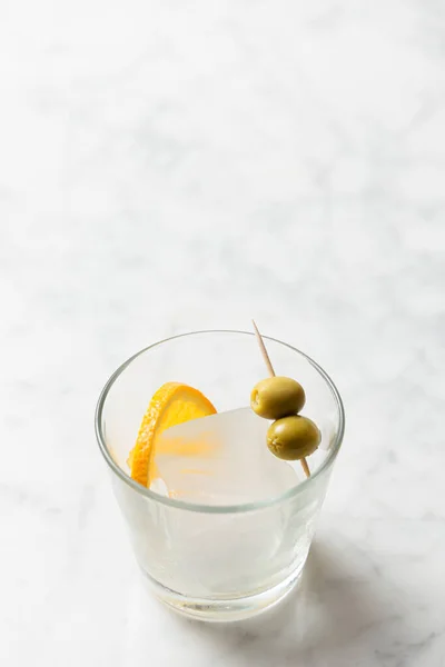 Orangenscheibe Oliven Und Ein Großer Eiswürfel Einem Glas Wermut Zubereitung — Stockfoto