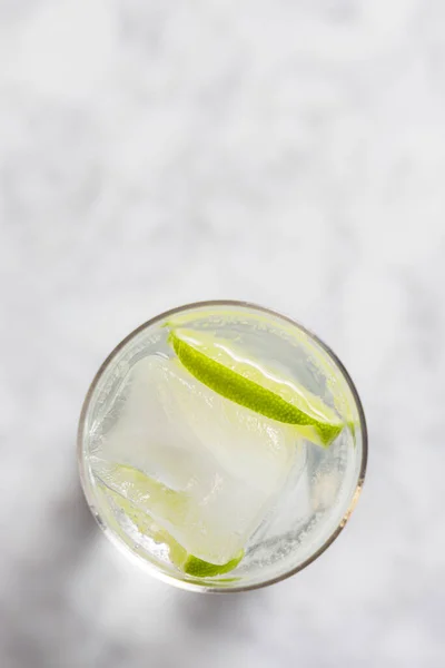 Draufsicht Eines Gin Tonic Auf Einem Marmortisch — Stockfoto