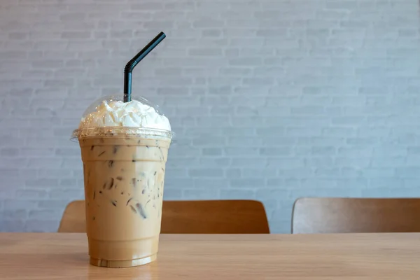 Cappuccino Froid Avec Crème Fouettée Dans Une Tasse Emporter Sur — Photo