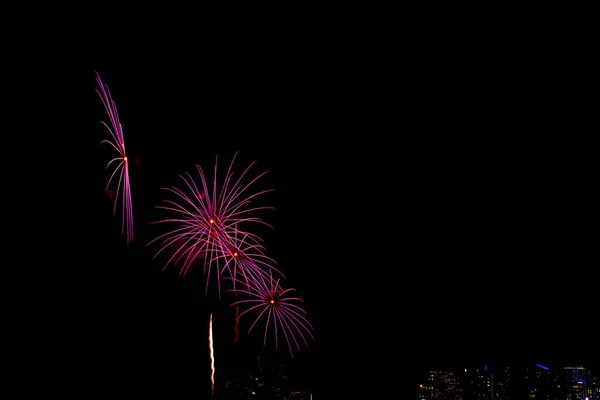 Hermosa Exhibición Fuegos Artificiales Colores Playa Del Mar Increíble Fiesta —  Fotos de Stock