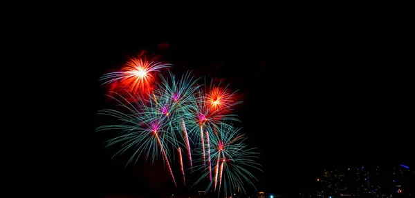 Bela Exibição Fogos Artifício Coloridos Praia Mar Festa Fogos Artifício — Fotografia de Stock