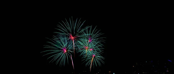 Bela Exibição Fogos Artifício Coloridos Praia Mar Festa Fogos Artifício — Fotografia de Stock