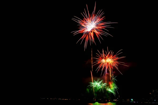 Bela Exibição Fogos Artifício Coloridos Praia Mar Festa Fogos Artifício — Fotografia de Stock