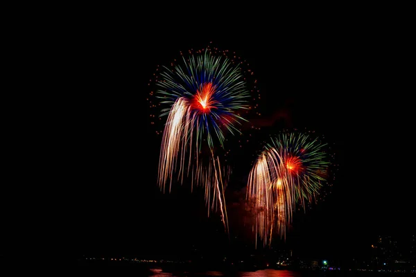 Gyönyörű Színes Tűzijáték Kijelző Tengerparton Csodálatos Ünnep Tűzijáték Party Vagy — Stock Fotó