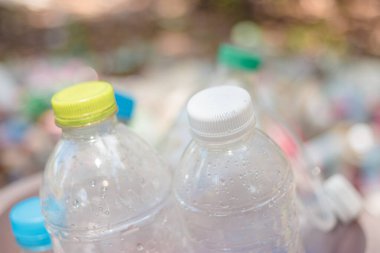kavramı yeniden geri dönüşüm plastik şişe çöp