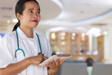 Hastanede dijital tablet kullanan doktor kadın