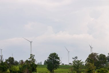 Yenilenebilir yeşil enerji üretimi için güzel doğa manzarasında rüzgar türbini tarım jeneratörü çevre dostu bir endüstri..