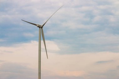Yenilenebilir yeşil enerji üretimi için güzel doğa manzarasında rüzgar türbini tarım jeneratörü çevre dostu bir endüstri..