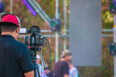 Konser sahnesinde çalışmaya hazırlanan fotoğrafçı