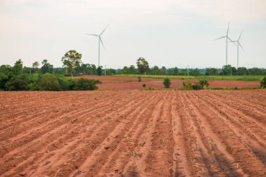 Yenilenebilir yeşil enerji üretimi için güzel doğa manzarasında rüzgar türbini tarım jeneratörü çevre dostu bir endüstri..