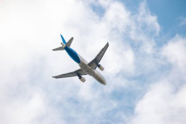 Beyaz arka planda, uluslararası havaalanından ayrılan uçak.