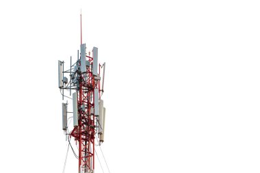 Üs İstasyonu ya da Üs Alıcı İstasyonu. Kablosuz İletişim Anten Vericisi. Beyaz arka planda antenleri olan telekomünikasyon kulesi. 