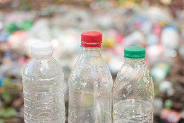 kavramı yeniden geri dönüşüm plastik şişe çöp