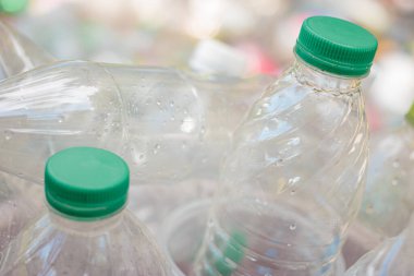 kavramı yeniden geri dönüşüm plastik şişe çöp