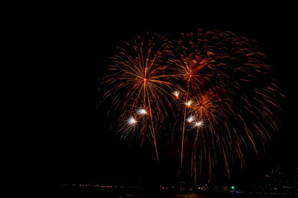 Bela Exibição Fogos Artifício Coloridos Praia Mar Festa Fogos Artifício — Fotografia de Stock