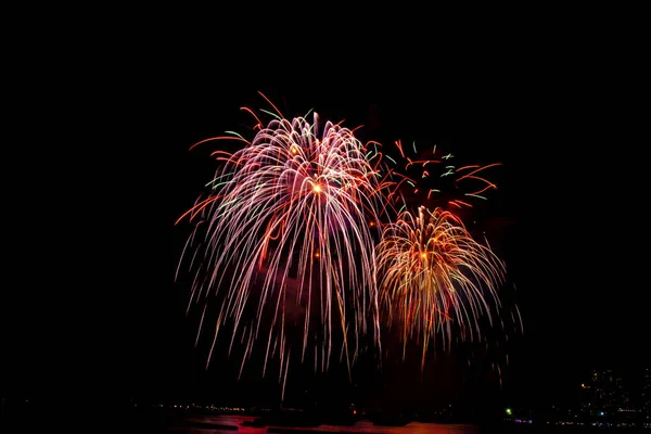 Bela Exibição Fogos Artifício Coloridos Praia Mar Festa Fogos Artifício — Fotografia de Stock