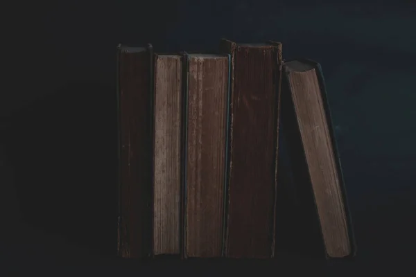 Alte Bücher Auf Dunklem Hintergrund — Stockfoto