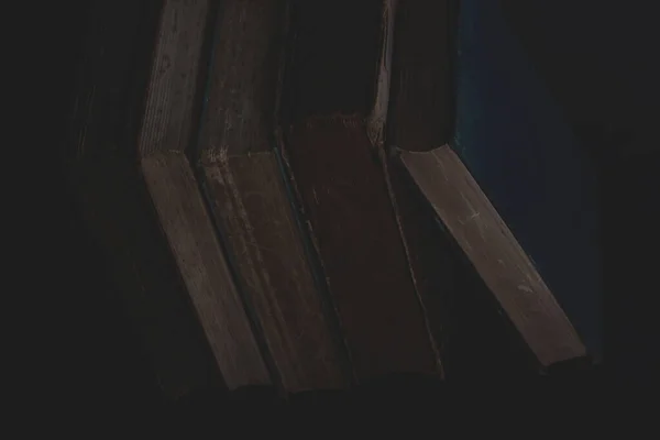 古いヴィンテージ本暗い背景 — ストック写真