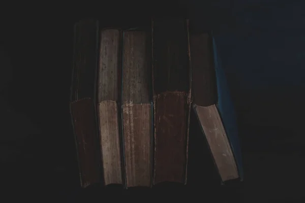 Libros Antiguos Época Sobre Fondo Oscuro —  Fotos de Stock