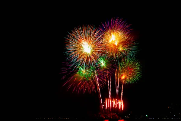 Bela Exibição Fogos Artifício Coloridos Praia Mar Festa Fogos Artifício — Fotografia de Stock