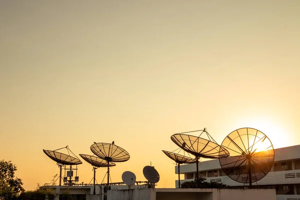 Receptor Satélite Telhado Edifício Conceito Telecomunicações — Fotografia de Stock