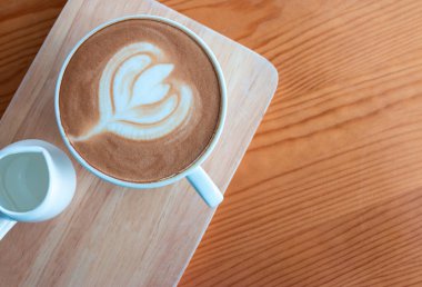 Kahve dükkanının ahşap masasında kahve fincanı..