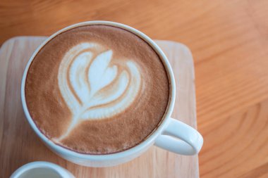 Kahve dükkanının ahşap masasında kahve fincanı..