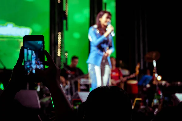 Lidé Používají Mobilní Telefony Žít Nebo Fotit Koncertech Jasnými Světly — Stock fotografie