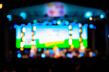 Geceleyin Bokeh ışıklarıyla dolu konser sahnesinin bulanık görüntüleri.
