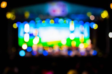 Geceleyin Bokeh ışıklarıyla dolu konser sahnesinin bulanık görüntüleri.