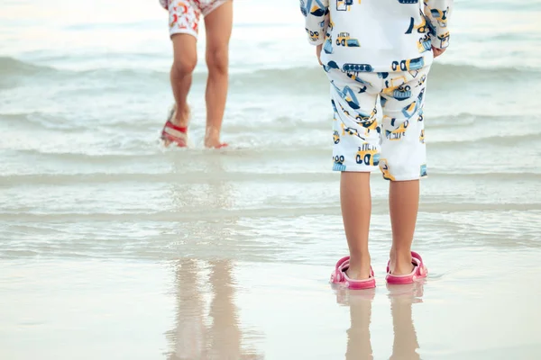 Meninos Meninas Estão Felizes Brincar Mar Férias Família — Fotografia de Stock