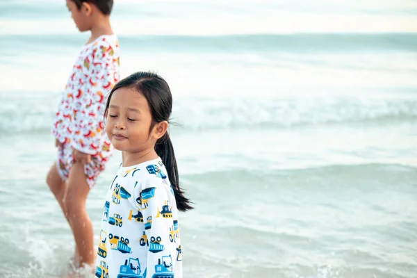 Los Niños Niñas Están Felices Jugar Mar Vacaciones Familiares — Foto de Stock