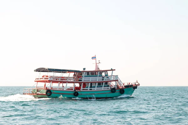 Ein Boot Bringt Touristen Auf Eine Insel Meer Thailand — Stockfoto