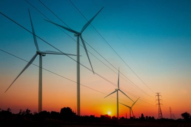 Alternatif enerji, yeşil enerji kavramları, rüzgar türbinleriyle rüzgar akımlarından gelen elektrik enerjisi.