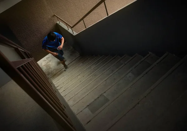 Мужчины Тренируются Бегая Вверх Вниз Бетонной Лестнице — стоковое фото
