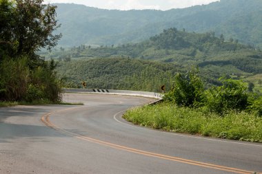 Dağdaki eğri asfalt yol, seyahat kavramı