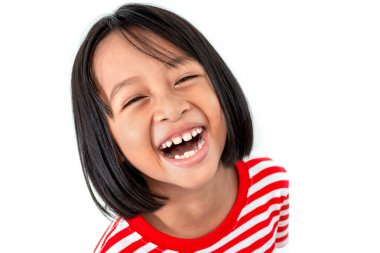 Beyaz arka planda izole edilmiş mutlu gülümseyen çocuk portresi