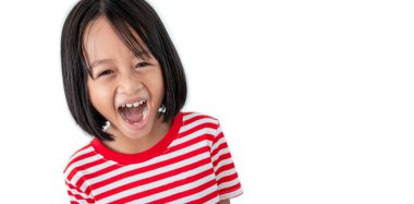 Beyaz arka planda izole edilmiş mutlu gülümseyen çocuk portresi