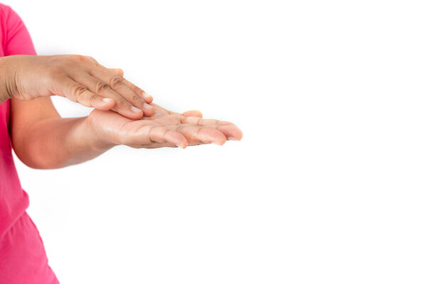 Во время коронавируса (COVID-19) женщина мыла руки спиртовым гелем на белом фоне