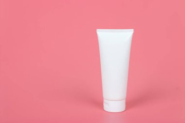 Kozmetik ürünleri poster şablonu. Kozmetik güzellik modeli. Krema tüpü paketi. Şampuan ya da duş jeli ambalaj tasarımı.