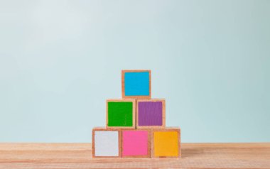 Tahta bir masa üzerine dizilmiş tahta bloklar, Pastel tonlar