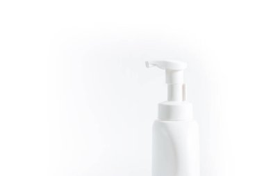 Beyaz arka planda pompa şişesinden alkol jeli. Wuhan Coronavirus (COVID-19) salgın enfeksiyonu önleme ve kontrol. Hijyen ve sağlık hizmetleri kavramı