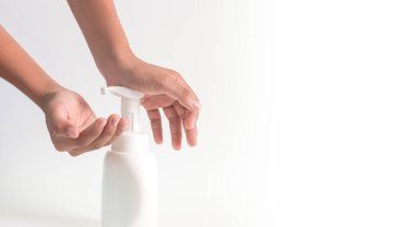 Alkol jeli kullanarak el yıkama antivirüs bakterileri cilt bakımını kirleterek Covid 19 'un yayılmasını engelleyin.