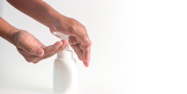 Alkol jeli kullanarak el yıkama antivirüs bakterileri cilt bakımını kirleterek Covid 19 'un yayılmasını engelleyin.