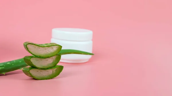 Färska Aloe Vera Blad Och Skivor Pastell Rosa Bakgrund För — Stockfoto