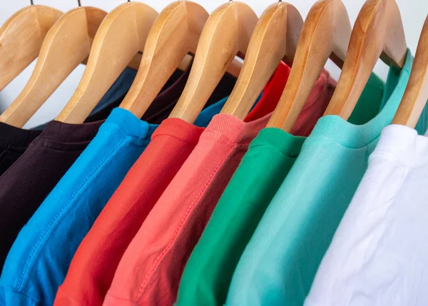 Camiseta Moda Perchero Ropa Primer Plano Del Armario Colores Brillantes — Foto de Stock
