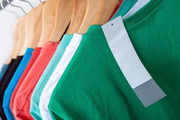 Camiseta Moda Perchero Ropa Primer Plano Del Armario Colores Brillantes —  Fotos de Stock