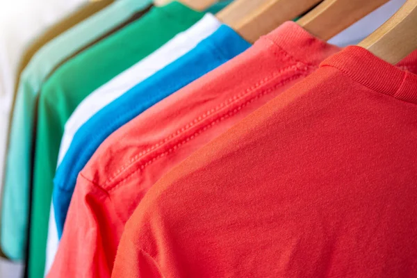 Camiseta Moda Perchero Ropa Primer Plano Del Armario Colores Brillantes —  Fotos de Stock