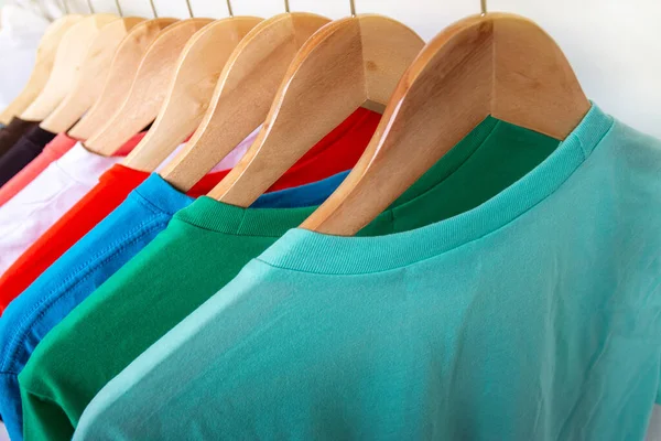 Camiseta Moda Perchero Ropa Primer Plano Del Armario Colores Brillantes — Foto de Stock